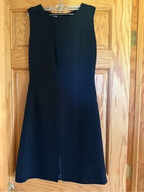 Classic Sleeveless Oscar de la Renta Black Shift Dress